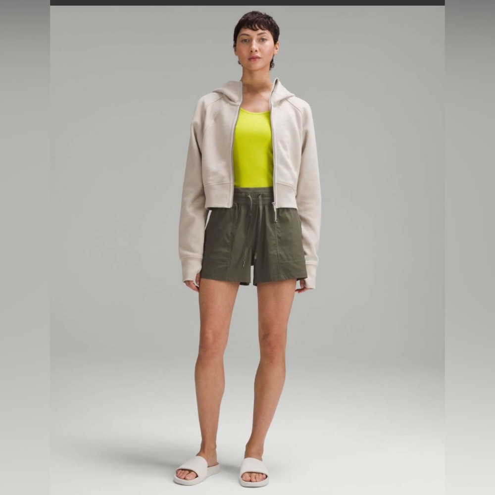 New without tags Lululemon Dance Studio High-Rise Short 3.5"
Army Green size 4